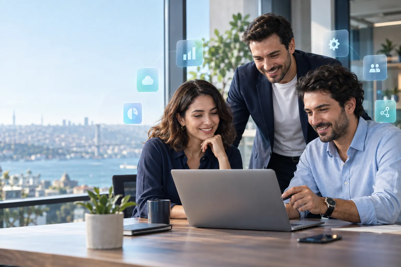 PanoDesk eklentileriyle birlikte çalışan mutlu iş ekibi